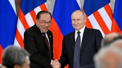 Russian President Vladimir Putin (R) told Malaysian Prime Minister Anwar Ibrahim that Moscow was ready for a "more credible or authoritative" probe into the MH17 crash. (Reuters)