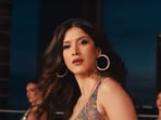 Shanaya Kapoor's dance in Guru Randhawa's music video leaves internet unimpressed.