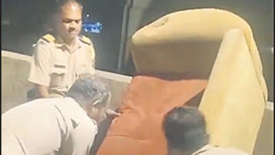 BMC fishes out sofa dumped in Dahisar river ‘by police’ BMC fishes out sofa dumped in Dahisar river ‘by police’