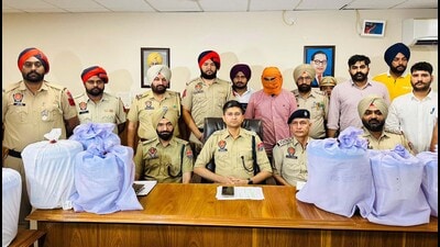 Accused in custody of the police. Tarn Taran SSP Abhimanyu Rana showing 85 kg heroin recovered from a smuggler on Friday. (HT Photo) Accused in custody of the police. Tarn Taran SSP Abhimanyu Rana showing 85 kg heroin recovered from a smuggler on Friday. (HT Photo)