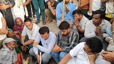 HSVP officials sitting on the roadside in Diwan Khana market, Jind on Friday. (HT Photo)