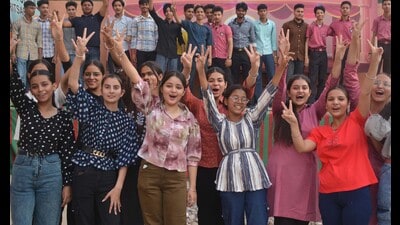 Students of Sun Valley Public School in jubilant mood after the declaration of PSEB Class 10 results in Amritsar on Friday. (Sameer Sehgal/Hindustan Times) Students of Sun Valley Public School in jubilant mood after the declaration of PSEB Class 10 results in Amritsar on Friday. (Sameer Sehgal/Hindustan Times)