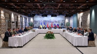 Russian delegation (R) and Ukrainian delegation (L) attending a meeting for Ukraine-Russia peace talks at the Turkish Presidential office Dolmabahce, in Istanbul. (AFP) Russian delegation (R) and Ukrainian delegation (L) attending a meeting for Ukraine-Russia peace talks at the Turkish Presidential office Dolmabahce, in Istanbul. (AFP)