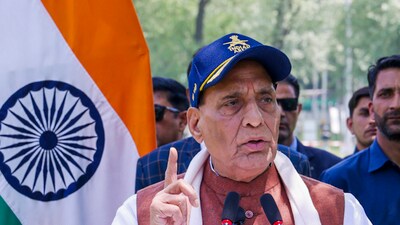 Defence Minister Rajnath Singh visited Badami Bagh Cantt in Srinagar on Thursday and addresses army personnel. (PIB)