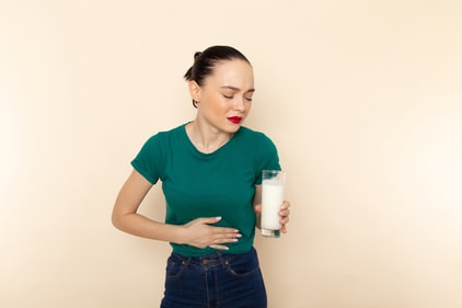 Lactose intolerance can cause bloating and flatulence. (Freepik)