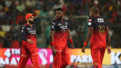 Royal Challengers Bengaluru's Virat Kohli, Romario Shepherd and Lungisani Ngidi speak in the field. (REUTERS)