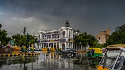 Delhi-NCR dust storm and harsh weather for straight three days. Following a dust storm that swept through the city on Thursday. (RAJ K RAJ /HT PHOTO)