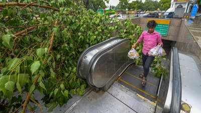 Earlier this week, visibility in Delhi-NCR had dropped suddenly. On Thursday, the IMD explained that dust from North Pakistan was moving towards Delhi via Punjab and Haryana.&nbsp; (RAJ K RAJ /HT PHOTO)
