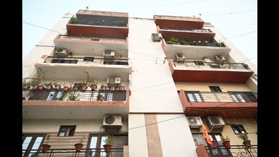 Flowerpots kept on parapets in Gomti Nagar area of Lucknow (Mushtaq Ali/HT) Flowerpots kept on parapets in Gomti Nagar area of Lucknow (Mushtaq Ali/HT)