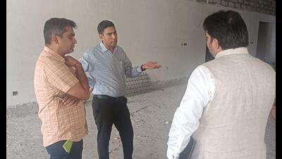 MCG officials at the site of the new civic headquarters in Gurugram. (HT PHOTO)