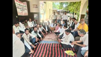 Office-bearers of Tehsil Bar Association, lawyers and deed writers handing over a memorandum to SDM Sadar at protest at sub-registrar’s office gate on the tehsil premises of Agra on Saturday. (HT Photo)