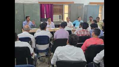 Special secretary at Manyawar Kanshiram Ji Silk exchange/ director sericulture development department Sunil Kumar Verma meeting weavers in Varanasi on Saturday (HT Photo) Special secretary at Manyawar Kanshiram Ji Silk exchange/ director sericulture development department Sunil Kumar Verma meeting weavers in Varanasi on Saturday (HT Photo)