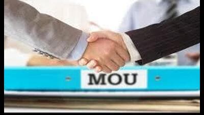 The MoU was signed by HSIIDC managing director Sushil Sarwan and zonal head of Central Bank, Arvind Kumar. (HT File) The MoU was signed by HSIIDC managing director Sushil Sarwan and zonal head of Central Bank, Arvind Kumar. (HT File)