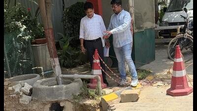 The Municipal Corporation of Gurugram (MCG) on Saturday launched a city-wide drive to clean sewers, stormwater drains, and ground trenches (GTs) to prevent waterlogging in the city. (HT PHOTO)