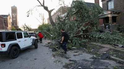 Residents navigate through fallen trees and debris with their belongings after a powerful tornado ripped through the city of St. Louis, Missouri,U.S. May 16, 2025. REUTERS/Lawrence Bryant (REUTERS)