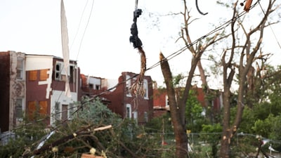 A broken and exposed power line hangs over storm debris, after a powerful tornado ripped through the city of St. Louis, Missouri,U.S. May 16, 2025. REUTERS/Lawrence Bryant (REUTERS)