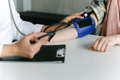 High blood pressure often has no symptoms, so damage can occur silently over years before heart failure develops. Early detection and management are crucial. (Freepik) High blood pressure often has no symptoms, so damage can occur silently over years before heart failure develops. Early detection and management are crucial. (Freepik)