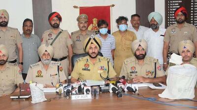 Amritsar police arrested three smugglers with 10 kg heroin on Sunday. (Hindustan Times)