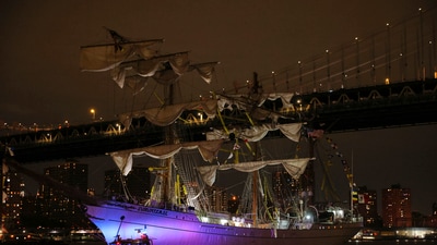 Mexican Navy ship collided into Brooklyn Bridge at around 8.30 pm (local time) on Saturday, May 17. (AP) Mexican Navy ship collided into Brooklyn Bridge at around 8.30 pm (local time) on Saturday, May 17. (AP)