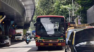 Mumbai, India. Nov 09, 2024: BEST bus breakdown in the middle of the road at Byculla area of Mumbai. Mumbai, India. Nov 09, 2024. (Photo by Raju Shinde/HT Photo) (Hindustan Times) Mumbai, India. Nov 09, 2024: BEST bus breakdown in the middle of the road at Byculla area of Mumbai. Mumbai, India. Nov 09, 2024. (Photo by Raju Shinde/HT Photo) (Hindustan Times)