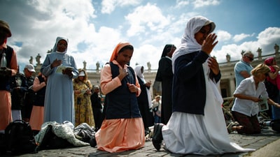 The faithful pray in St. Peter’s Square during Pope Leo XIV’s inaugural Mass. REUTERS/Alessandro Garofalo (REUTERS)