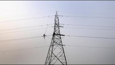 The unconcious man hanging from the wire was finally rescued by firefighters. (Sunil Ghosh/HT Photo) The unconcious man hanging from the wire was finally rescued by firefighters. (Sunil Ghosh/HT Photo)