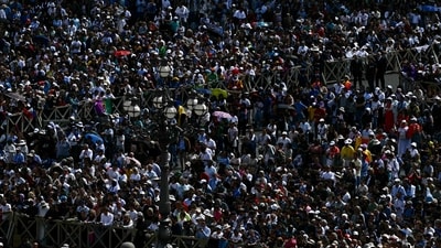 The faithful and pilgrims unite in prayer for the start of Pope Leo XIV’s pontificate. (Photo by Filippo MONTEFORTE / AFP) (AFP) The faithful and pilgrims unite in prayer for the start of Pope Leo XIV’s pontificate. (Photo by Filippo MONTEFORTE / AFP) (AFP)