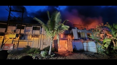 While trying to douse the fire, Rakesh Salunkhe, chief of the Solapur Municipal Corporation’s fire department, and two other firefighters sustained injuries during the rescue operations. (HT) While trying to douse the fire, Rakesh Salunkhe, chief of the Solapur Municipal Corporation’s fire department, and two other firefighters sustained injuries during the rescue operations. (HT)