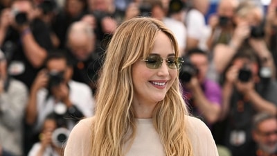 Jennifer Lawrence spread movie star magic as she posed during a photocall for Die, My Love. (Photo by Bertrand GUAY / AFP) (AFP)