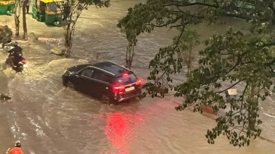 Many roads in Bengaluru are inundated due to heavy rains. Many roads in Bengaluru are inundated due to heavy rains.