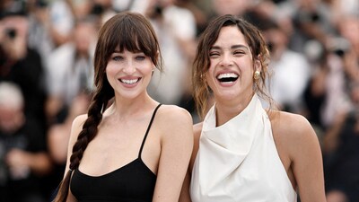 Cast members  Adria Arjona and Dakota Johnson pose during a photocall for film "Splitsville" presented as part of Cannes Premiere at the 78th Cannes Film Festival in Cannes, France, May 19, 2025. REUTERS/Benoit Tessier     TPX IMAGES OF THE DAY (REUTERS)