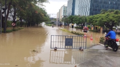 Manyata Tech Park in Bengalusu saw knee-deep water levels on Monday morning. Manyata Tech Park in Bengalusu saw knee-deep water levels on Monday morning.