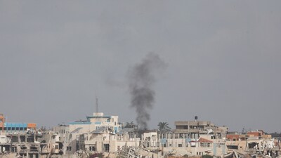 Smoke rises from Gaza following military activity, as seen from the Israeli side of the Israel-Gaza border, May 19, 2025. REUTERS/Ronen Zvulun (REUTERS)