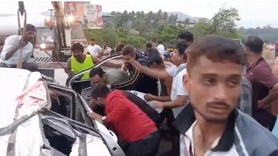 Local residents and the police rescued the passengers from the mangled vehicle (Screengrab from video) Local residents and the police rescued the passengers from the mangled vehicle (Screengrab from video)