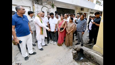 Lucknow district in-charge minister Suresh Khanna during his inspection of the city on Monday. (HT) Lucknow district in-charge minister Suresh Khanna during his inspection of the city on Monday. (HT)