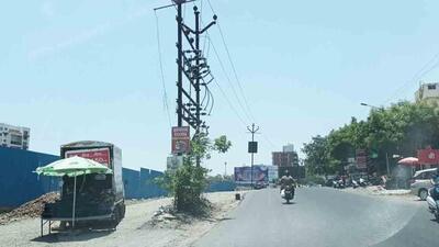 PMC identifies 38 hotspots where electric poles disrupt traffic. ((PIC FOR REPRESENTATION)) PMC identifies 38 hotspots where electric poles disrupt traffic. ((PIC FOR REPRESENTATION))