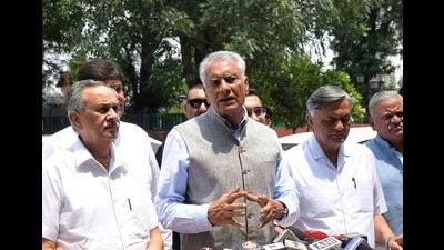 Punjab BJP president Sunil Jakhar, along with other BJP leaders, outside Punjab Raj Bhawan submitting a memorandum to the governor on Monday. (Ravi Kumar/HT) Punjab BJP president Sunil Jakhar, along with other BJP leaders, outside Punjab Raj Bhawan submitting a memorandum to the governor on Monday. (Ravi Kumar/HT)