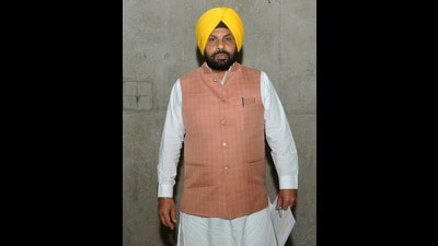 The minister urged people to register complaints related to corruption in the power department through WhatsApp number 9501-200-200, assuring action within 24 hours. (HT)