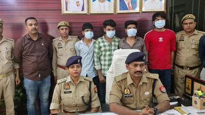 With the help of electronic surveillance, the accused were arrested on Monday. During the investigation, it was revealed that they also duped a Hapur-based man of ₹25,000 and a gold chain. (HT Photos) With the help of electronic surveillance, the accused were arrested on Monday. During the investigation, it was revealed that they also duped a Hapur-based man of ₹25,000 and a gold chain. (HT Photos)