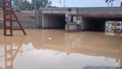 Bengaluru witnessed widespread waterlogging and severe traffic disruptions. (x/@ravihanda) Bengaluru witnessed widespread waterlogging and severe traffic disruptions. (x/@ravihanda)