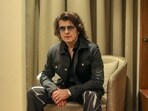 Video of Sonu Nigam escaping a mishap surfaces on the internet.