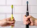 Should you use a regular toothbrush or an electric toothbrush? Here's what dentists recommend. (Freepik) Should you use a regular toothbrush or an electric toothbrush? Here's what dentists recommend. (Freepik)