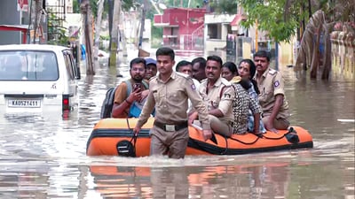 Police personnel rescue the stranded families in boats as many areas in Bengaluru were severely affected following heavy rainfall on Monday. (ANI) Police personnel rescue the stranded families in boats as many areas in Bengaluru were severely affected following heavy rainfall on Monday. (ANI)