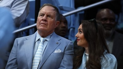CHAPEL HILL, NORTH CAROLINA - MARCH 08: North Carolina Tar Heels football head coach Bill Belichick and his girlfriend Jordon Hudson look on during the first half of the game between the North Carolina Tar Heels and the Duke Blue Devils at Dean E. Smith Center on March 08, 2025 in Chapel Hill, North Carolina. Jared C. Tilton/Getty Images/AFP (Photo by Jared C. Tilton / GETTY IMAGES NORTH AMERICA / Getty Images via AFP) (Getty Images via AFP) CHAPEL HILL, NORTH CAROLINA - MARCH 08: North Carolina Tar Heels football head coach Bill Belichick and his girlfriend Jordon Hudson look on during the first half of the game between the North Carolina Tar Heels and the Duke Blue Devils at Dean E. Smith Center on March 08, 2025 in Chapel Hill, North Carolina. Jared C. Tilton/Getty Images/AFP (Photo by Jared C. Tilton / GETTY IMAGES NORTH AMERICA / Getty Images via AFP) (Getty Images via AFP)