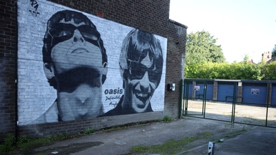 A view of a mural of Oasis band members Liam and Noel Gallagher by artist Pic.One.Art on the side of Sifters record shop in the Burnage area of Manchester, Britain, August 31, 2024. REUTERS/Phil Noble/File Photo (REUTERS)