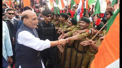 Defence minister Rajnath Singh being greeted on reaching Lucknow on May 20. (HT photo)