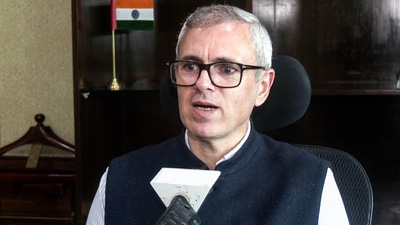 Omar Abdullah flagged off the first group of 178 pilgrims heading to Saudi Arabia for the holy journey on May 4. (HT_PRINT) Omar Abdullah flagged off the first group of 178 pilgrims heading to Saudi Arabia for the holy journey on May 4. (HT_PRINT)