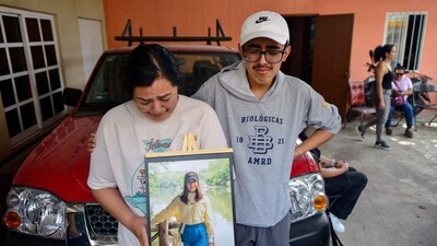 Relatives of America Yamileth Sanchez cry in Xalapa, Veracruz state, Mexico on May 18, 2025. Two people died and 19 others were injured after a Mexican Navy training ship hit the Brooklyn Bridge, New York City Mayor Eric Adams said Sunday. (Photo by Marco Antonio Perez / AFP) (AFP)