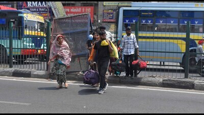 Pedestrians forced to cross heavy traffic near ISBT due to the absence of a foot overbridge. (Manish/HT) Pedestrians forced to cross heavy traffic near ISBT due to the absence of a foot overbridge. (Manish/HT)