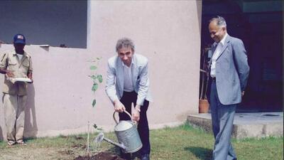 Professor Richard Ellis along with Jayant Narlikar as they planted authorised descendent of Newton’s apple tree at IUCAA in late 1990s. (HT) Professor Richard Ellis along with Jayant Narlikar as they planted authorised descendent of Newton’s apple tree at IUCAA in late 1990s. (HT)